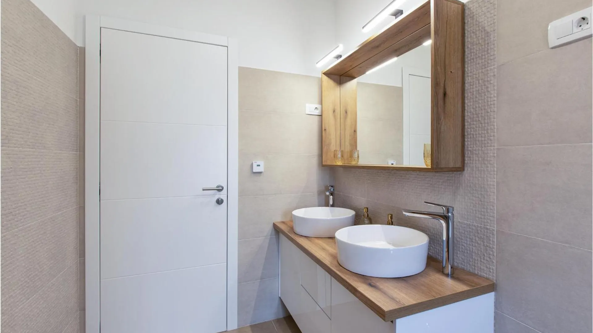 Gorgeous Home In Sukosan With Kitchen Hébergement de vacances